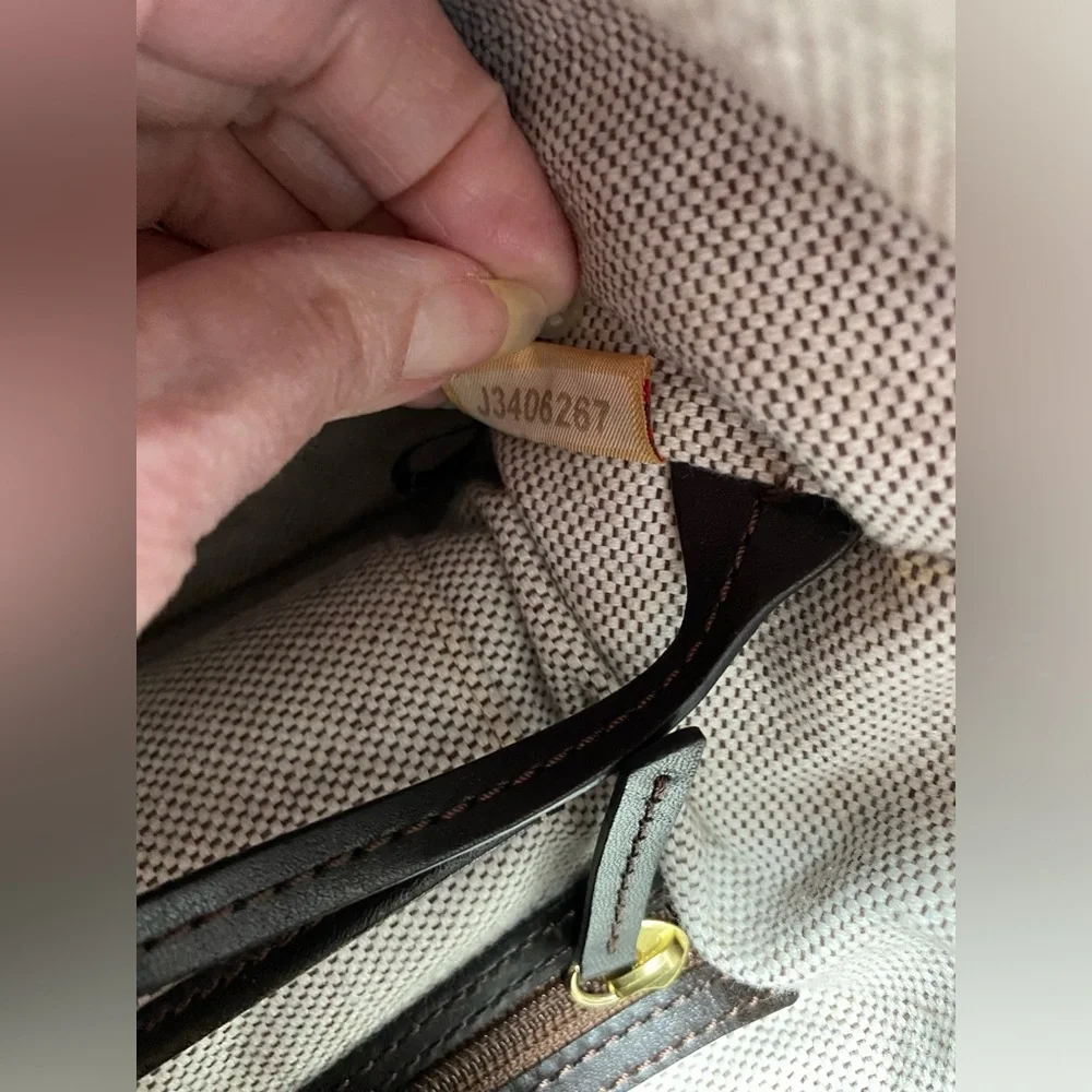 Dooney and Bourke croc logo lock hobo bag amazing condition 11” x 5” x 12” Brown - Picture 11 of 17